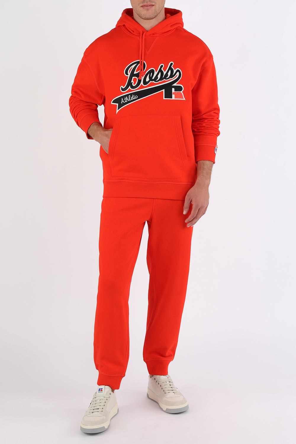 בוס X ראסל אתלטיק סווטשירט ממותג עם קפוצ'ון בגוון אדום